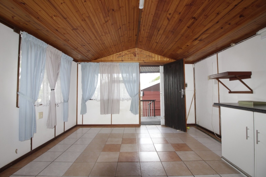 6 Bedroom Property for Sale in Paradise Beach Eastern Cape